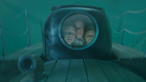 Pertsa (Olavi Kiiski), Kilu (Oskari Mustikkaniemi) und Pirkko (Sara Vänskä) in ihrem selbstgebauten U-Boot auf der Suche nach der versunkenen Yacht.