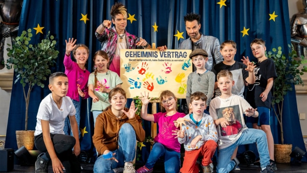 Ein Zaubercamp mit echten Magiern: den Ehrlich Brothers. Es beginnt das 14-tägige Abenteuer für zehn Kinder. Für sie ist das Zaubern aber noch viel mehr: Ein wichtiges Training. Die teilnehmenden Kinder haben eine halbseitige körperliche Lähmung (Hemiparese).