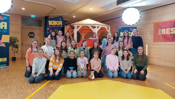 Klasse 6A der St. Irmengard Realschule aus Garmisch-Partenkirchen | Rechte: Bavaria Entertainment