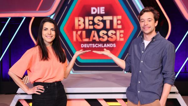 Clarissa Corrêa da Silva und Tobias Krell präsentieren „Die beste Klasse Deutschlands“ | Rechte: KiKA/Steffen Becker 