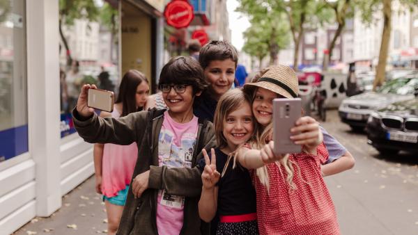 Kinder machen Selfie auf Straße | Rechte: KiKA