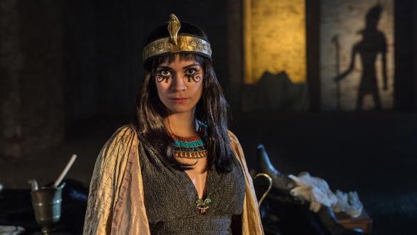 Clarissa trifft Kleopatra (Simone Müller), die letzte Pharaonin Ägyptens. | Rechte: KiKA/Sabine Finger