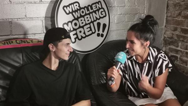 Jess hat auf dem "Wir wollen mobbingfrei!!" Fest Lukas Rieger im Interview | Rechte: KiKA/Alice End