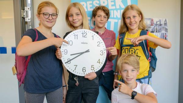 Wunschunterrichtsbeginn 8:40 Uhr - das finden auch die Schüler und Schülerinnen der Evangelischen Schule Berlin-Mitte gut. | Rechte: KiKA/Thomas Ernst