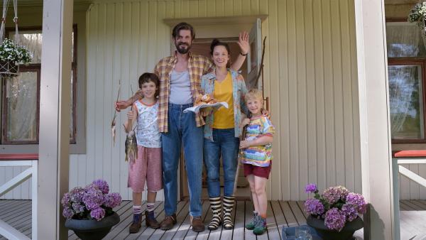 Zu schön um wahr zu sein! Das Haus in Finnland macht Mattis Familie überglücklich! v.l.: Matti (Mikke Rasch), Vater Sulo (Tommi Korpela), Mutter Annette (Sabine Timoteo) und Sami (Nick Holaschke)