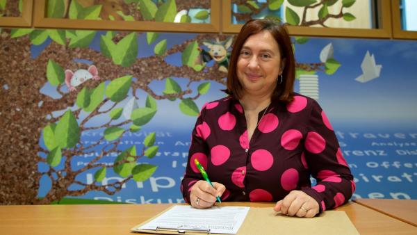 KiKA-Programmgeschäftsführerin Dr. Astrid Plenk unterzeichnet die Charta der Vielfalt am 21.2.2020 im Landesfunkhaus Erfurt.