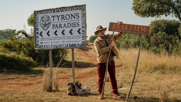 Fritz Fuchs (Guido Hammesfahr) ist mitten in Südafrika aus dem Bus gestiegen. Wo bleibt bloß Kira, die ihn abholen wollte? | Rechte: ZDF/Raquel Fernandes