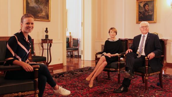 Linda stellt dem Bundespräsidenten Frank-Walter Steinmeier und seiner Frau Elke Büdenbender Fragen der Kinder.