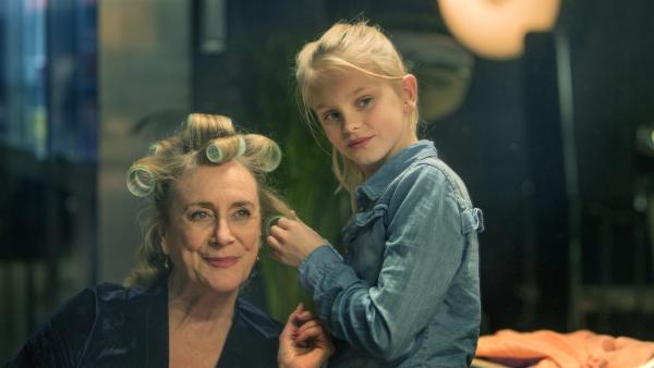 Stück für Stück werden Romy (Vita Heijmen) und ihre Oma Stine (Beppie Melissen) zu einem eingeschworenen Team. | Rechte: NDR/Elmer van der Marel