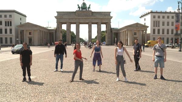 Die sieben von „Berlin und wir! Spezial“ vereint mit Abstand vor dem Brandenburger Tor.  | Rechte: ZDF/Heike Raab