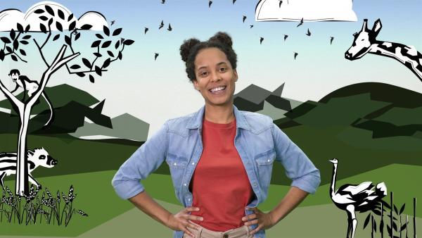 Pia hat ihre Hände an der Hüfte aufgestützt und steht lächelnd vor einer Grafik mit Hügeln, Bäumen und Tieren.