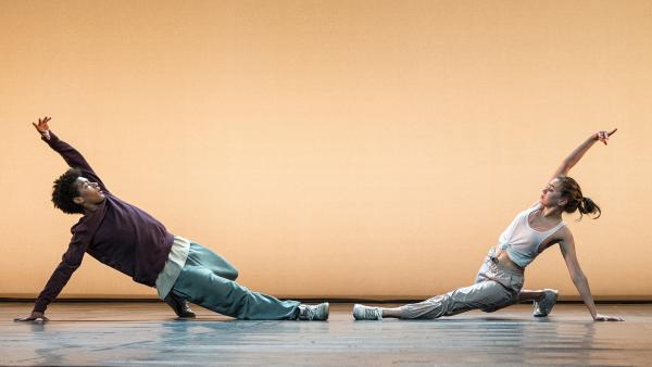 Katya (Alexandra Pfeifer) und Marlon (Yalany Marschner) performen auf der Bühne.