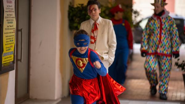 Auf dem Karnevalsumzug ist es für Gio (Lorenzo Sisto) die größte Freude, als „Superman“ herum zu flitzen und die Welt aus den Angeln zu heben.