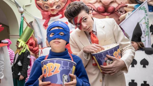 Für Gio (Lorenzo Sisto) ist der Karnevalsumzug das Größte. Stolz trägt er ein „Superman“-Kostüm und wird von seinem großen Bruder Jack (Francesco Gheghi) begleitet, der als „Joker“ geht.