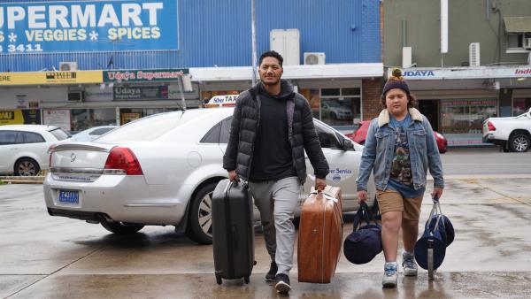 Mickey (Semisi Cheekam, re.) und sein Vater (Daya Sao-Mafitti, li.) ziehen von Neuseeland ins australische Sydney um.