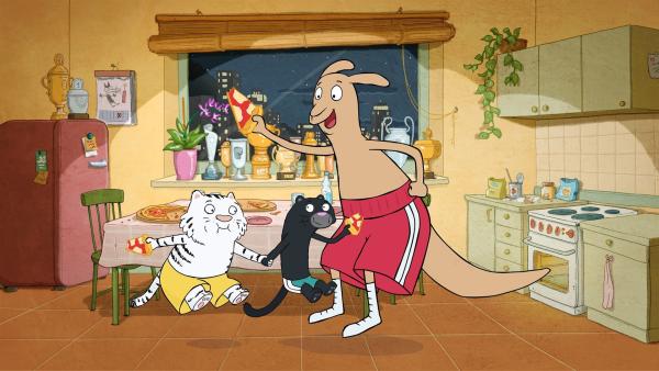 Tiger „Pascha“ und Panther „Lucky“ hüpfen mit einem Stück leckerer Pizza in der Hand mit ihrem neuen Freund, dem Känguru, ausgelassen durch die Wohnung. | Rechte: ZDF/JEP-Animation GmbH