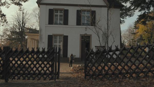 Luca (Timon Joris Holzmann) steht im Garten vor Charlottes Haus.