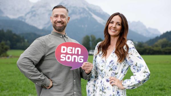 14. Staffel: Das „Dein Song“-Moderations-Duo Johanna Klum und Bürger Lars Dietrich. | Rechte: ZDF/André Conrad