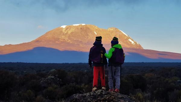 Neema und Joshua leben am Kilimandscharo, dem höchsten Berg Afrikas. | Rechte: SWR/ff-movie.tv