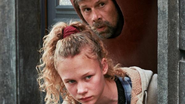 Zoë (Savannah Vandendriessche) unterstützt als Einzige in ihrer Familie das Vorhabens ihres Vaters (Johan Heldenbergh) Schauspieler zu werden. | Rechte: NDR/Kris Dewitte