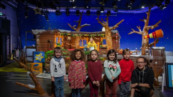 Die Kinder wurden im KiKA-Baumhaus-Set empfangen | Rechte: KiKA/ Josefine Liesfeld