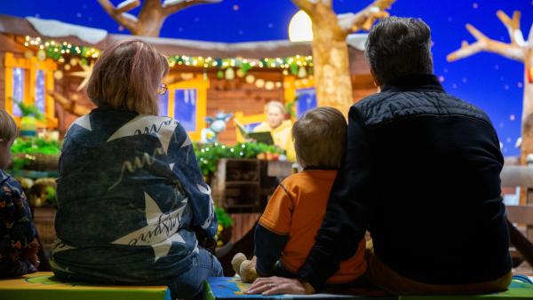 Eltern und Kinder lauschen Singa beim Vorlesen | Rechte: KiKA/ Josefine Liesfeld