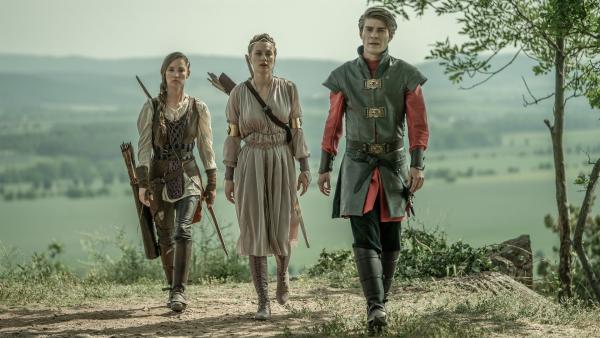Amelia (Eliška Křenková), Prinzessin Elena (Natália Germáni) und Prinz Jan (Marek Lambora) begeben sich zu den verbotenen Bergen, um den Fluch zu besiegen und der Zeitschleife zu entkommen.