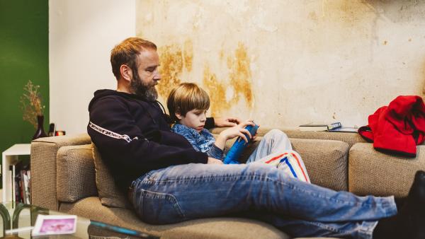 Vater mit Sohn auf der Couch