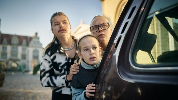 Tammi, Umbo und Keks (Elisabeth Bellé, Lale Andrä, Noèl Gabriel Kipp) beobachten besorgt das wilde Treiben<br/>