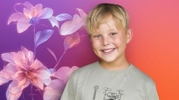 Bjarne steht lächelnd vor einer Grafik mit großen Blüten und violett-orangenen Farben. Sie gehört zum Design des Junior Eurovision Songcontest 2024, an dem Bjarne teilnimmt.