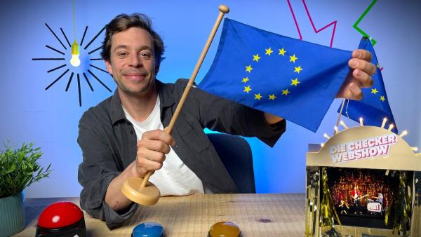 Europawahl - Was geht mich das an? | Checker Tobi hält eine kleine Europafahne in die Kamera.