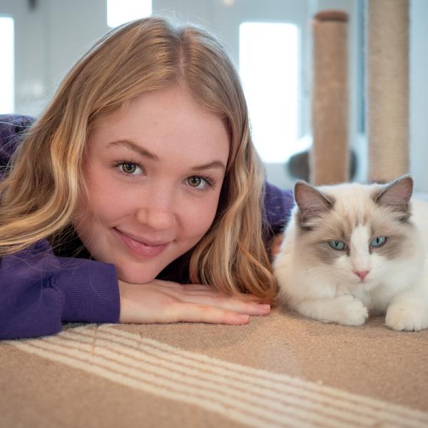 Tierreporterin Nina mit einer Ragdoll-Katze