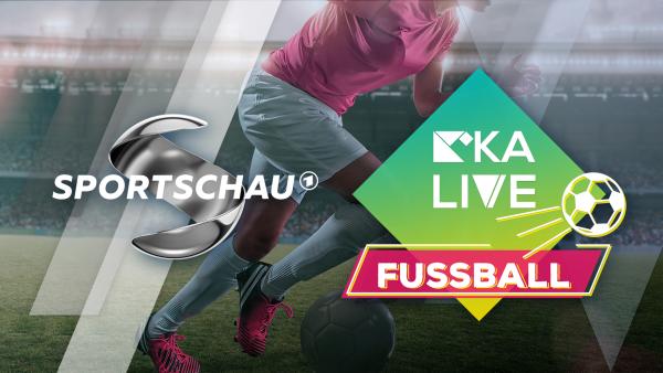 Eine Fußballspielerin rennt im Stadion mit Ball vor dem Fuß, Logos Sportschau und KiKA LIVE Fußball davor