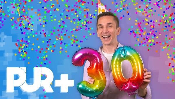 Moderator Eric Mayer steht im Konfettiregen und hält in seinen Händen zwei Luftballons, die zusammen die Zahl "30" ergeben. Eric Mayer hat ein Partyhütchen auf dem Kopf. Daneben liegt in weißer Schrift der Sendungstitel.
