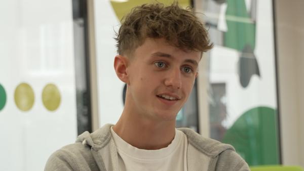 Friedrich mit 18 Jahren. Sein Interesse an der digitalen Welt ist geblieben. Neu hinzu gekommen ist Friedrich Leidenschaft fürs Schauspielen.