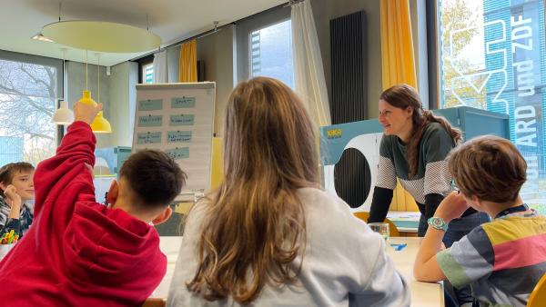 Auftakttreffen des Kinderredaktionsrates am 31. Oktober 2025 beim Kinderkanal in Erfurt. Redakteurin Anne Reichenbach beim Workshop mit Jonathan, Michael, Johanna und Maggy