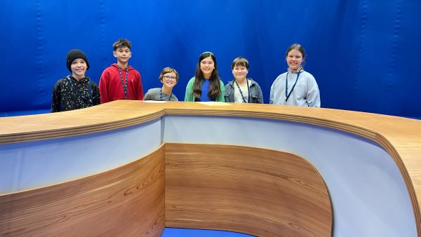 Auftakttreffen des Kinderredaktionsrates am 31.10.2025 beim Kinderkanal in Erfurt von links: Jonathan, Michael, Maggy, Margarete, Nils und Johanna  | Rechte: KiKA/Antje Stille